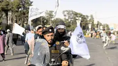 Sicherheitskräfte der Taliban fahren am 15. August 2026 in Herat, Afghanistan, anlässlich der Feierlichkeiten zum fünften Jahrestag der Machtübernahme durch die Taliban auf einem Motorrad. Der landesweite Feiertag erinnert an den Zusammenbruch der vorherigen Regierung und den Abzug der internationalen Streitkräfte im Jahr 2021.
