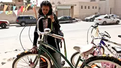 The Saudian girl Wadjda in Haifa al-Mansur's movie 'Wadjda' (photo: Razor Film)
