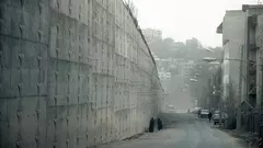 أحد اسوار سجون طهران الصورة د ب ا