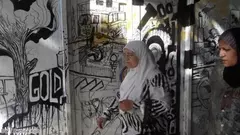 Two women and a graffiti (photo: DW / Bettina Kolb)