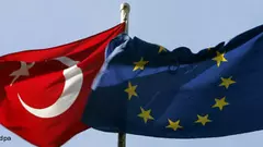 Turkey's and the European flag (photo: dpa)