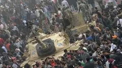 A crowd surrounding an Egyptian military tank at Tahrir Square in Cairo (photo: dpa)