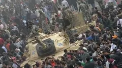 Menschenmenge um Panzer der ägyptischen Armee; Foto: dpa