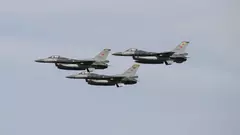 طائرة من نوع F16 .  Imago