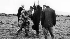 Eine französische Patrouille durchsucht am 21.01.1958 in der Nähe von Duvivier (Algerien) verdächtige Personen nach Waffen; Foto: dpa