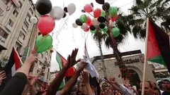 In Ramallah, Palestinians celebrate the unity deal between Hamas and Fatah on 6 February 2012 (photo: dpa)