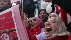Tunesische Frauen jubeln am Jahrestag der Revolution; Foto: dpa