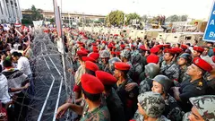 Demonstranten in Kairo werden am 23. Juli auf ihrem Marsch zum Tahrir-Platz zum Verteidigungsministerium von Soldaten aufgehalten, Foto: dpa