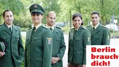 Ein Werbeplakat der Initiative "Berlin braucht dich!" zeigt Polizisten mit Migrationshintergrund; Foto: www.berlin-braucht-dich.de