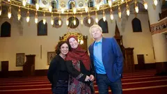 أدريانا ألتاراس وزهرة يلماز ويورغِن بيكَر في مسجد المركز الإسلامي. WDR
