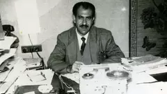 الصحفي اليهودي سليم البصون في مكتبه في مقر صحيفة الرأي العام العراقية سنة 1960. حقوق النشر David (Khedher) Basson