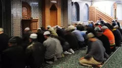 Men during prayor time at the Eyüp Sultan Camii in Hamburg, Germany (photo: picture-alliance/dpa)