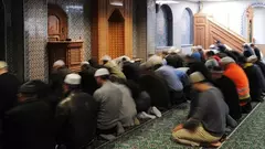 Männer beim Beten in der Eyüp Sultan Camii in Hamburg, Foto: picture-alliance/dpa