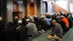 مسلمون يصلون في أحد مساجد مدينة هامبورغ في ألمانيا. د ب أ