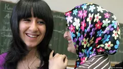 تلميذتان في ألمانيا من أصل تركي في إحدى المدارس الألمانية. د ب أ