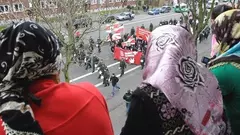 Muslimische Frauen beobachten eine NPD-Demonstration in Duisburg; Foto: AP
