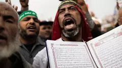 Anhänger Mohammed Mursis hält während einer Demonstration in Kairo den Koran hoch; Foto: AFP/Getty Images