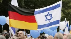 Demonstrators defend the Israeli policy and the attacks agains Lebanon and Gaza, Berlin July 2006 (photo: ddp images/AP Photo/Jan Bauer)