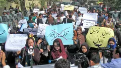  رجال ونساء يحتجون في كابُل على التمييز ضد المرأة، سبتمبر 2012. دويتشه فيله