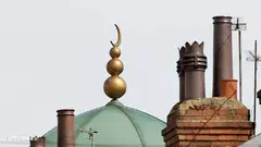 Mosque seen over the rooftops of houses in Leeds (photo: dpa)