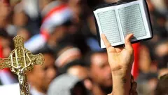 Christians and Muslims demonstrating for tolerance on Tahrir Square, Cairo (photo: picture-alliance/dpa)