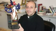 Mitri Raheb holding up the German Media Prize (photo: Muhannad Hamed)