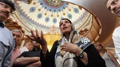 Turkish-born Integration Minister of Baden Württemberg Bilkay Öney, visiting a mosque in Mannheim (photo: dpa)