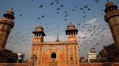 Mosque in Lahore, Pakistan (photo: Daniel Berehulak/Getty Images)