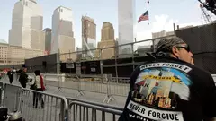 Ground Zero, man with a shirt that says "9/11 - Never Forget, Never Forgive" (photo: AP)