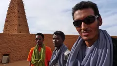 Omar Bombino Moctar and friends (photo: Ron Wyman/bambinoafrica.com)