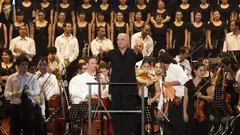 Star conductor Barenboim with the West-Eastern Divan Orchestra which was founded by him (photo: dpa)