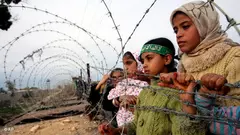 Palestinian children at the Palestinian-Egyptian border (photo: AP)