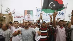 Libysche Demonstranten in Tripolis fordern die Entfernung von Vertretern der Gaddafi-Ära aus allen Ämtern; Foto: Reuters