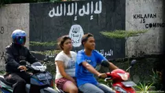 سالم الكتبي: إن صانعي الاستراتيجيات العربية باتوا في مواجهة مصادر خطر إضافية جمة، إذ أن داعش لن يكتفي كما يعتقد منظرو الغرب بالبقاء ضمن فلك دولته المزعومة في العراق وسوريا، ففكرة "الجهاد" ذات قوة دفع عقائدية متجددة ينبغي أن تؤخذ بالاعتبار على المستوى التحليلي، ومن ثم فإن سياسة الاحتواء قد تغري التنظيم بمزيد من التمدد والتوسع.