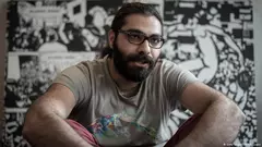 الكاتب السوري حميد سليمان: "كل واحد منا يعرف بشاعة النظام السوري. وكل واحد يعرف ماذا يحصل داخل السجون السورية. وبالطبع النظام ينفي كل ذلك. لكن هل تتذكر صور ضحايا التعذيب التي أخذها معه عنصر المخابرات المنشق قيصر إلى الخارج؟ وعندما نشرها عام 2013، تعرف الكثير من السوريين عن أقارب مختفين وأصدقاء كانوا يبحثون عنهم. أنا بنفسي تعرفت على صديق لي اعتقلوه قبل سنة ونصف وقاموا بتعذيبه إلى أن فارق الحياة."
