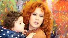 الفنانة لينا شامَميان تحتضن طفلا سوريا لاجئا