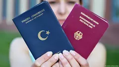 وصفت المستشارة أنغيلا ميركل قرار حزبها بشأن إلغاء اتفاق حل وسط توصل إليه الحزب المسيحي الديمقراطي والحزب الاشتراكي الديمقراطي الشريكين في الحكومة، بشأن الجنسية المزوجة بأنه "قرار خاطئ" .