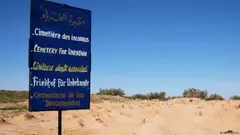 شمس الدين مرزوق، البالغ من العمر اثنين وخمسين عامًا، يقول بكلِّ صراحة إنَّ المسؤولية عن سوء حظّ الكثيرين من هؤلاء اللاجئين تقع على عاتق أوروبا وسياستها الحدودية. فبدلًا من الاستثمار في أفريقيا وتقديم تسهيلات لمنح تأشيرات السفر، يتم دفعهم إلى ركوب القوارب.