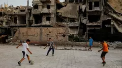 الحرب لم تنته بعد في سوريا، لكن شيئا يبدو منذ الآن واضحا وهو أن الدكتاتور بشار الأسد سيبقى في السلطة. وأن تسقط إدلب، المعقل الأخير لبعض المتمردين والمتطرفين لا يمثل إلا قضية وقت. لكن الكثير من المدن في سوريا باتت ركاما من الأنقاض، وإعادة إعمار البلاد ستكون مكلفة