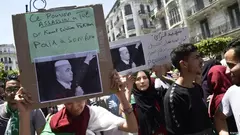 شهد الشارع الجزائري حالة من الصدمة والغضب بعد وفاة المناضل الحقوقي الأمازيغي كمال الدين فخار بعد إضراب عن الطعام دام أكثر من 50 يومًا ، احتجاجاً على اعتقاله احتياطياً منذ 31 مارس الماضي.