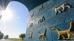 يقع موقع بابل الأثري على بعد 85 كيلومترا من العاصمة بغداد ويتكون من آثار المدينة التي كانت مركز الإمبراطورية البابلية الحديثة بين عامي 626 و539 قبل الميلاد إلى جانب عدد من القرى والمناطق الزراعية المحيطة بالمدينة القديمة (الصورة بيكتشر اليانس )