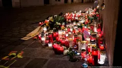 Österreich | Nach dem Terrorangriff in Wien | Kerzen am Tatort in der Seitenstettengasse (Georg Hochmuth/APA/picturedesk.com/picture alliance)