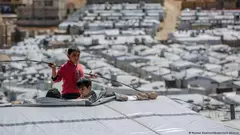 Syrische Jungen spielen auf dem Dach einer Unterkunft im Flüchtlingslager Barra nordöstlich der libanesischen Hauptstadt Beirut; Foto: Marwan Naamani/dpa/picture alliance