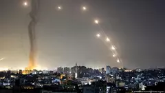 الجيش الإسرائيلي قال إن العديد من الصواريخ التي تم إطلاقها من غزة سقطت على مسافات قريبة وأصابت فلسطينيين وإن نظام القبة الحديدية الدفاعي الجوي اعترض معظم الصواريخ التي عبرت الحدود. رمضان 2021.