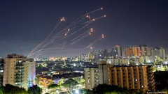 إسرائيل – صواريخ من غزة اعترضتها القبة الحديدية الإسرائيلية في عسقلان. 
