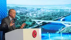 Der Istanbul-Kanal ist Erdogans bisher ehrgeizigstes und auch umstrittenstes Infrastrukturprojekt. Der Kanal soll parallel zum Bosporus verlaufen, der das Schwarze Meer mit dem Marmarameer und dem Mittelmeer verbindet. 