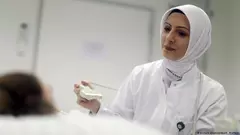 صورة رمزية - مسلمة محجبة أثناء العمل.
