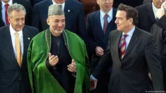 Petersberg bei Bonn, der UN-Sondergesandte für Afghanistan Lakhdar Brahimi, der afghanische  Präsident Hamid Karzai und der damalige Bundeskanzler Gerhard Schröder (von links nach rechts) stehen für ein „Familienfoto“ zusammen am 2. Dezember 2002 zum Beginn der internationalen Afghanistankonferenz (Foto: picture-alliance/dpa)
