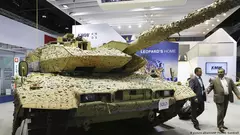 Ein deutscher Panzer vom Typ Leopard bei einer Waffenmesse in Abu Dhabi 2017 (Foto: picture-alliance/AP Photo)
