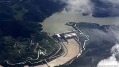 بنت الصين سدا عملاقا على نهر جينغهونغ ومحطة كهرمائية لتوليد الطاقة.